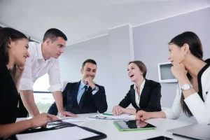 Equipo de oficina sonriendo, clientes de Regalos Empresariales